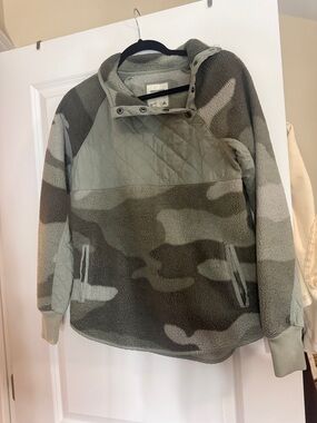 Abercrombie & Fitch Quilted Camouflage Fleece Pullover - Olive & Gray